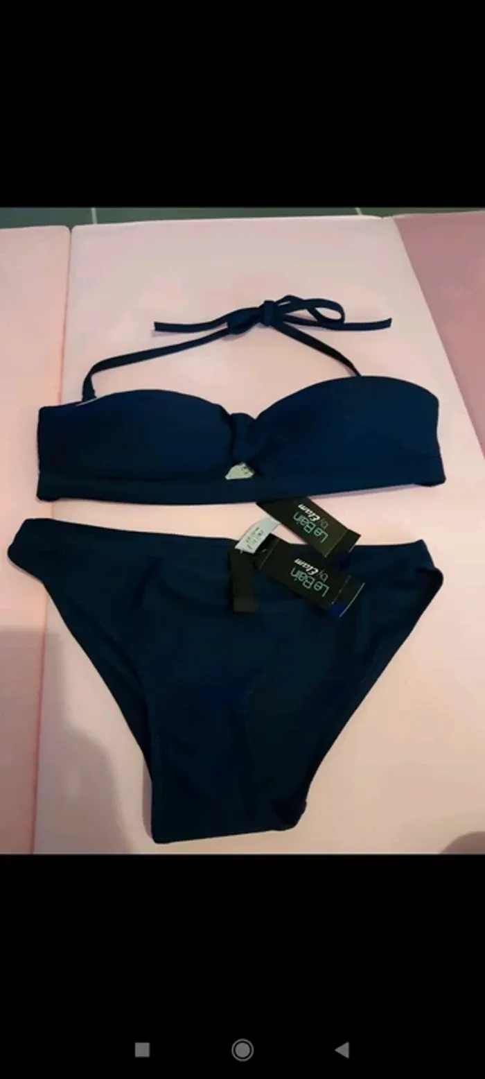Maillot de bain 2 pieces bleu marine etam neuf avec étiquette taille 36 le bas et 42 le haut