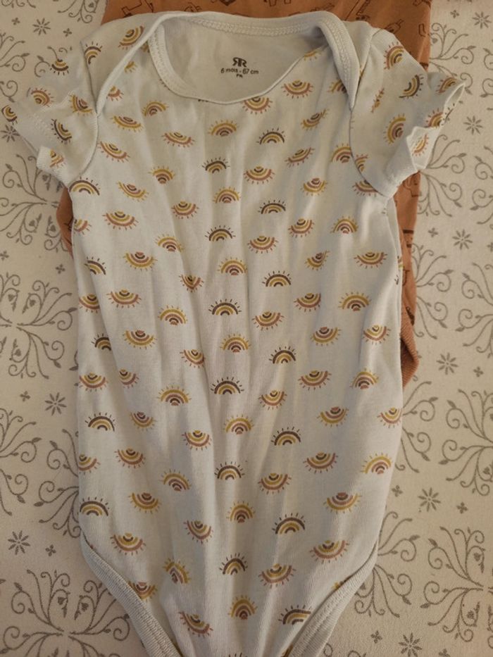 👶Lot 2 bodies manches courtes taille 6mois👶 - photo numéro 2