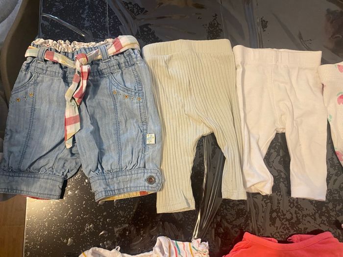 Vends un lot de vêtements ( pyjama , tenues , body , 2 turbulettes ( pas apparente sur les photos car pas assez de place ) - photo numéro 5