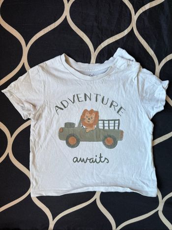 T-shirt bébé “Adventure awaits” – Tex Baby – 18 mois
