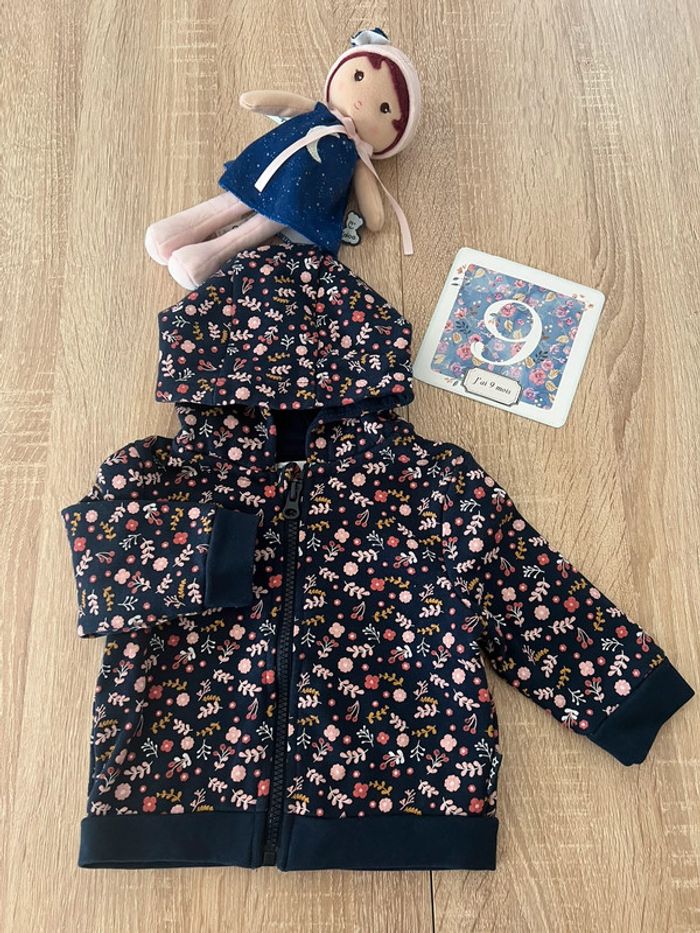 Jolie veste à capuche fleurie 9 mois TBE - photo numéro 2