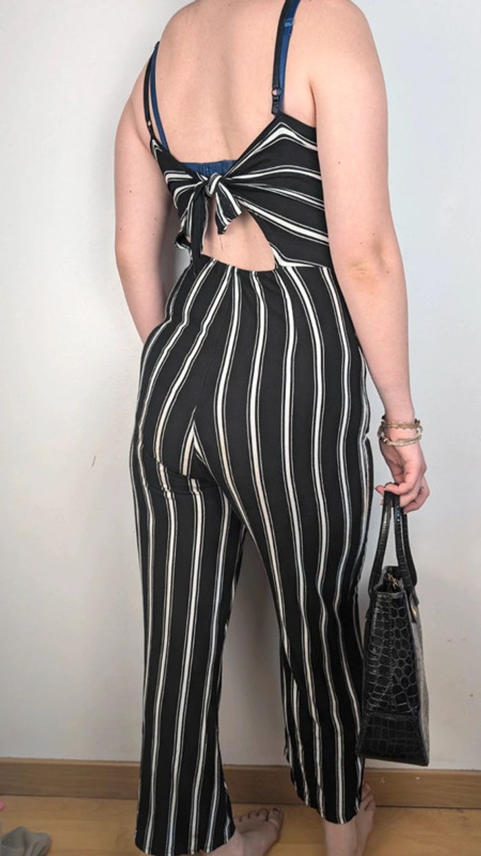 Combinaison à bretelles moulante rayée noire et blanche dos nu - photo numéro 8