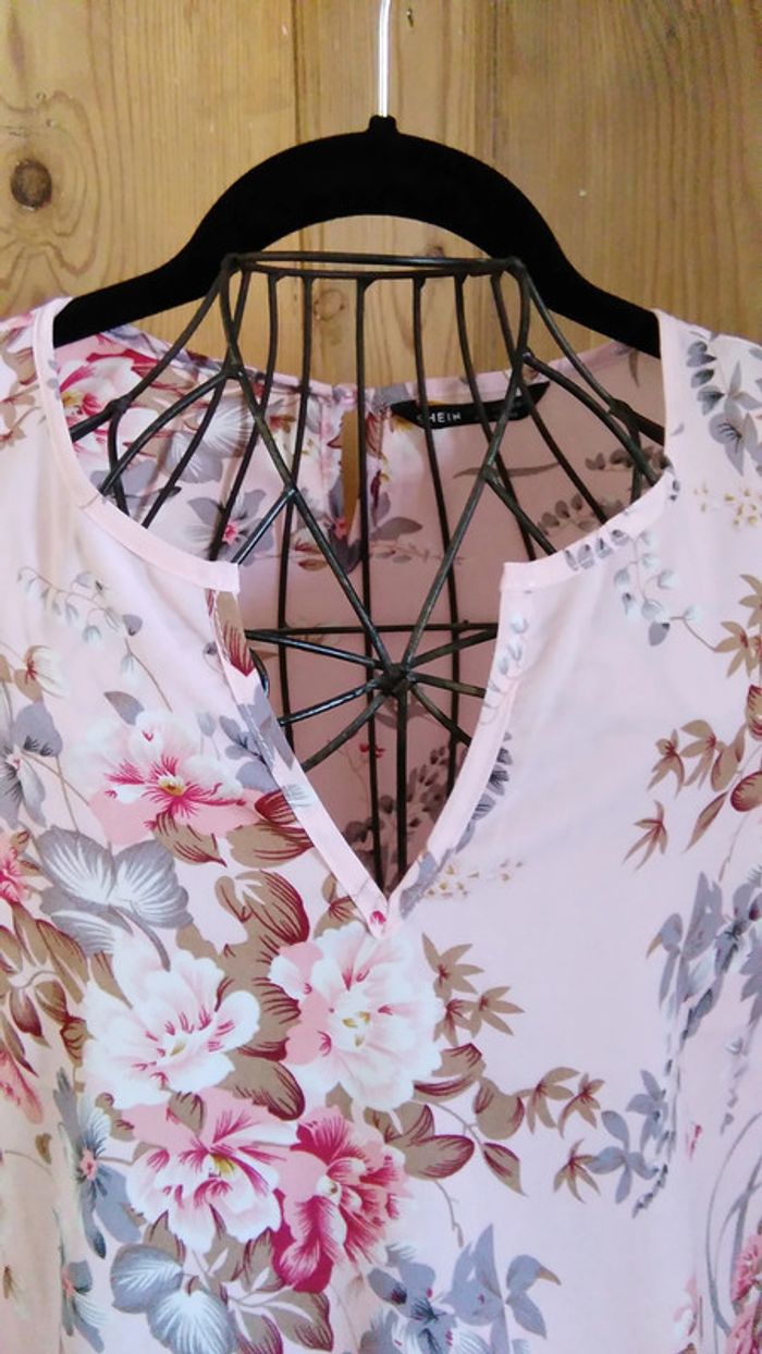 Robe rose avec imprimé floral et dentelle Shein - photo numéro 3