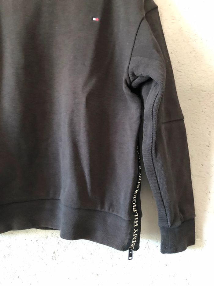 Sweat Tommy Hilfiger 10ans 🚗 - photo numéro 4