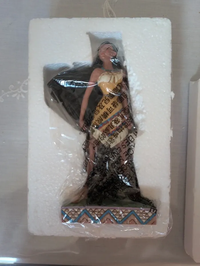 Disney showcase collection proud protector Pocahontas
