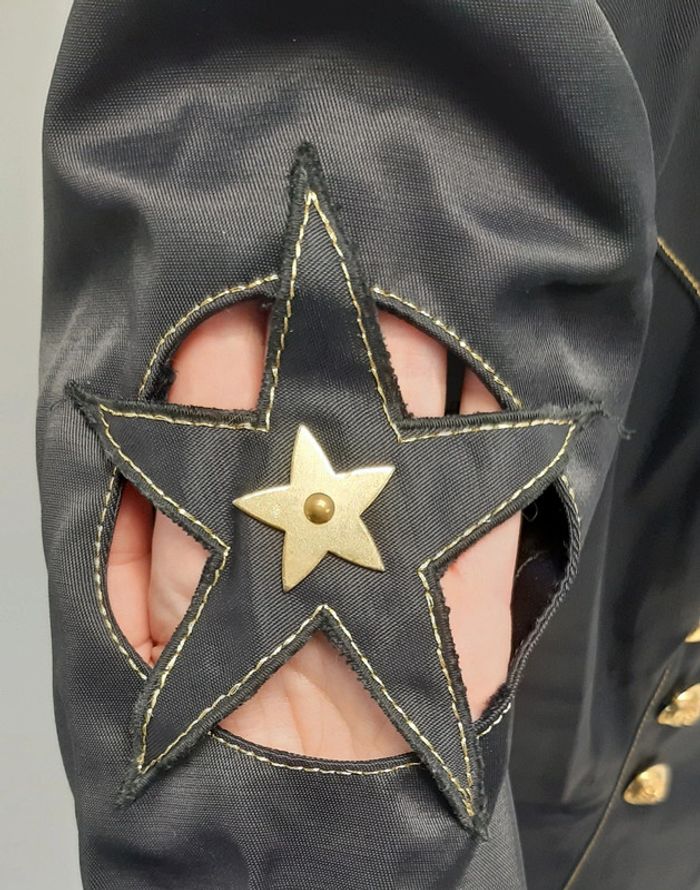 Magnifique veste cintrée La Milliardaire noire avec coutures et boutons dorés - photo numéro 6