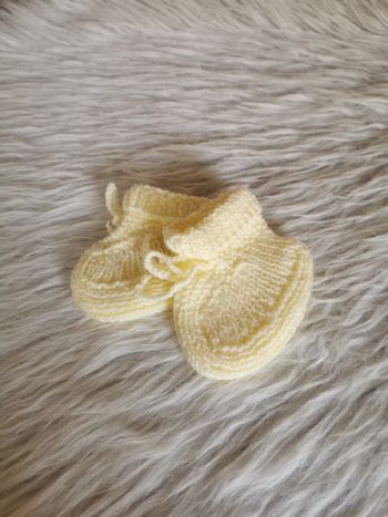Chaussons en laine jaune pâle