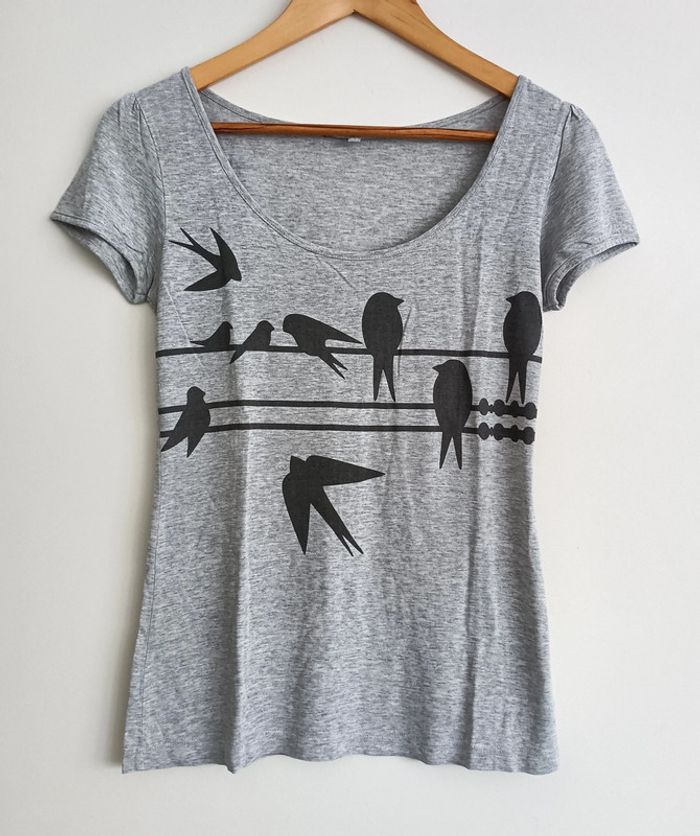 T shirt gris oiseaux sur des fils. Etam. Taille 36
