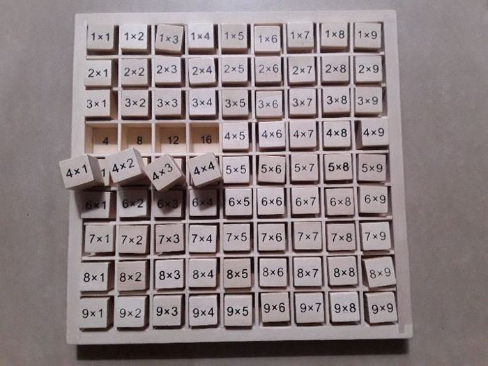 Multiplications : table de Pythagore en bois (cubes) TBE