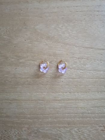 Boucles d'oreilles anneaux dorés en acier inoxydable avec petite fleur violette claire neuves