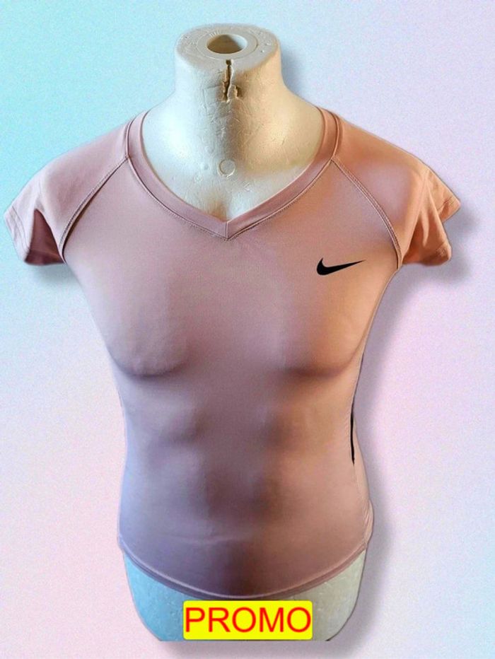 Magnifique t-shirt de sport Nike femme taille S Ref 13IT112