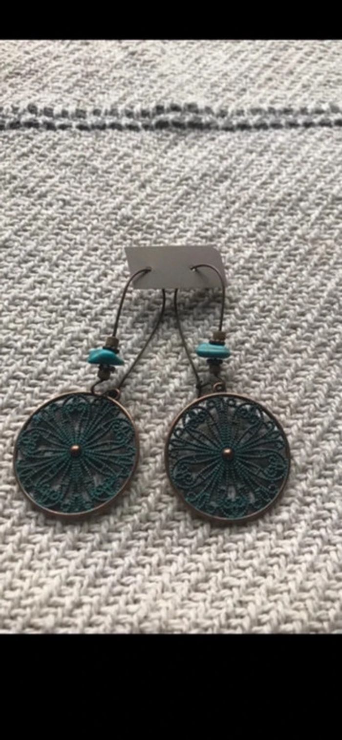 Magnifique paire de boucles d’oreilles avec perles, fleurs ronds et turquoise - photo numéro 9