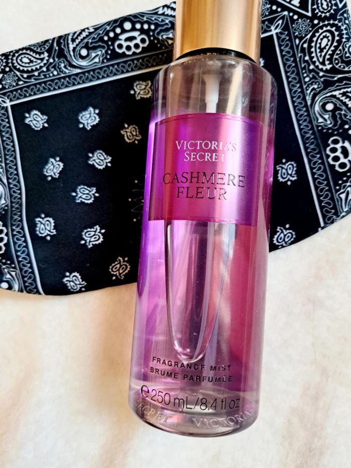 Brume corporelle parfumée Victoria's Secret + trousse offerte.
neuve 💜 Cashmere Fleur - photo numéro 2