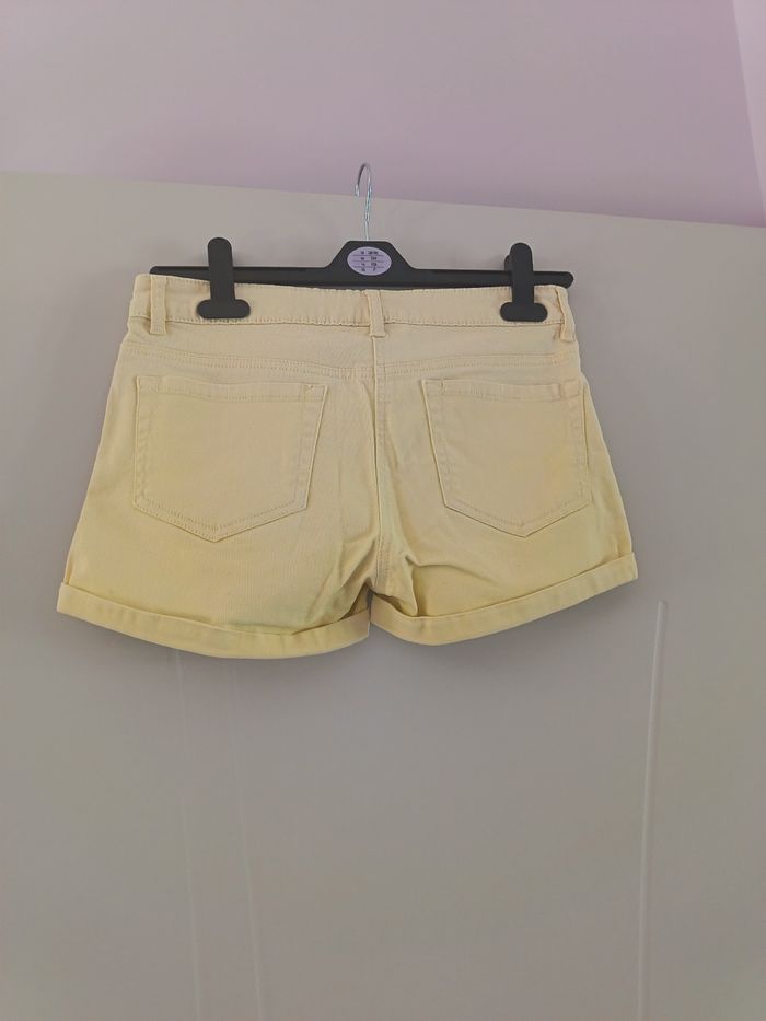 short jaune - photo numéro 2