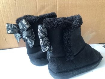 Bottines noires T25 avec noeud noir et blanc 