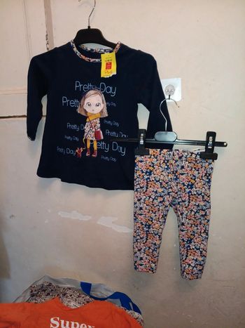 Ensemble 12 legging 18mois le haut  juste le dessin à la trace du pli