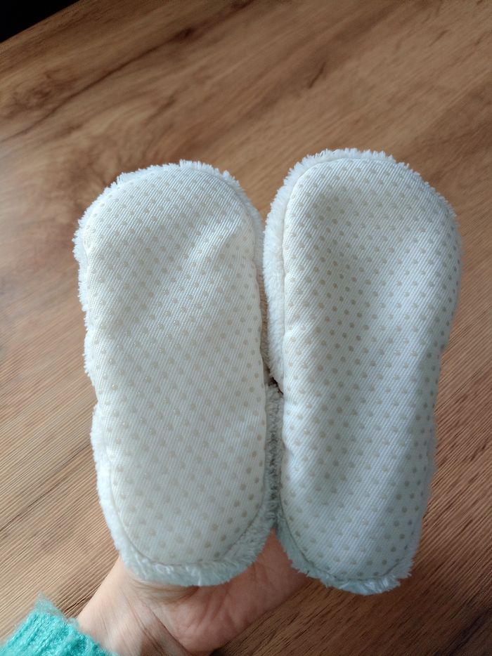 Chaussons neufs pointure 20 - photo numéro 2