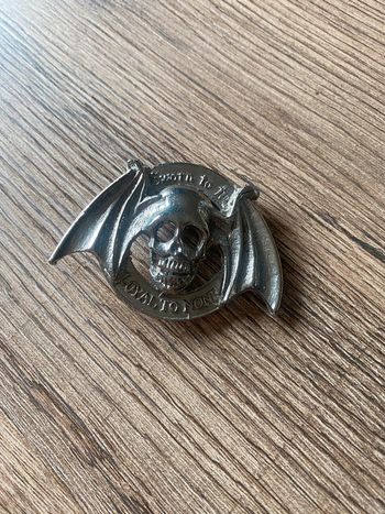 Broche argent tête de mort avec ailes