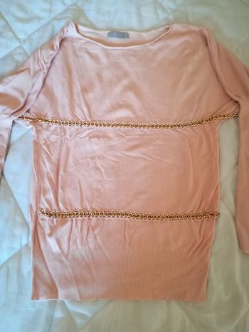 Pull rose avec chaînettes intégrées dorées