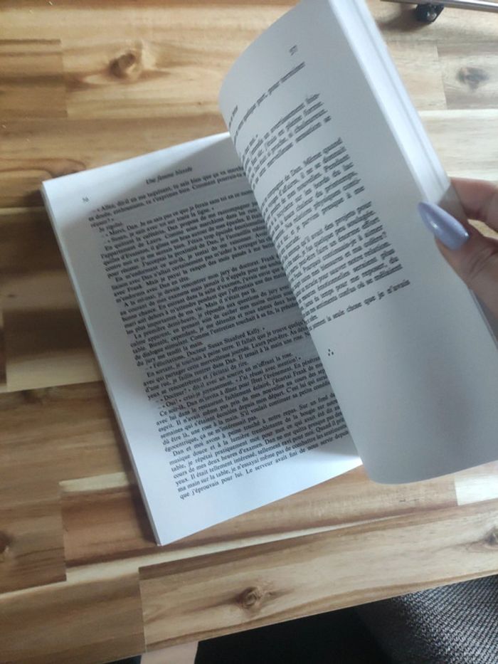 Livre "Une femme blessée" - photo numéro 5