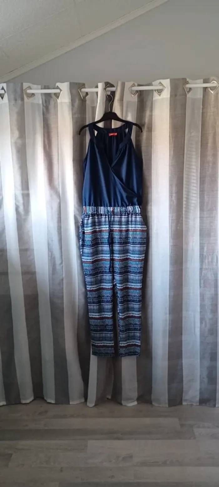 Très jolie combi-pantalon femme, bleu marine à motif, marque Tissaia, taille 40, comme neuve.