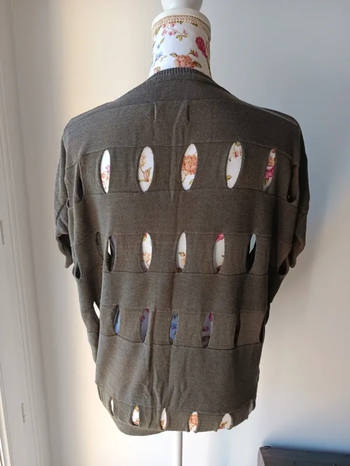 T-shirt à trous - photo numéro 4