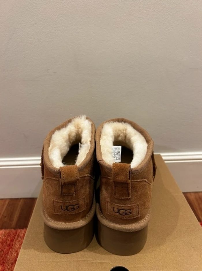 Bottes de neige courtes à talons hauts UGG, pointure 38 - photo numéro 4