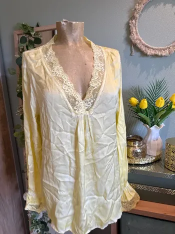 Très belle blouse satinée avec dentelle femme 38/40/42