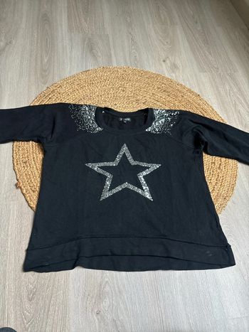 Pull noir avec paillettes motif étoile