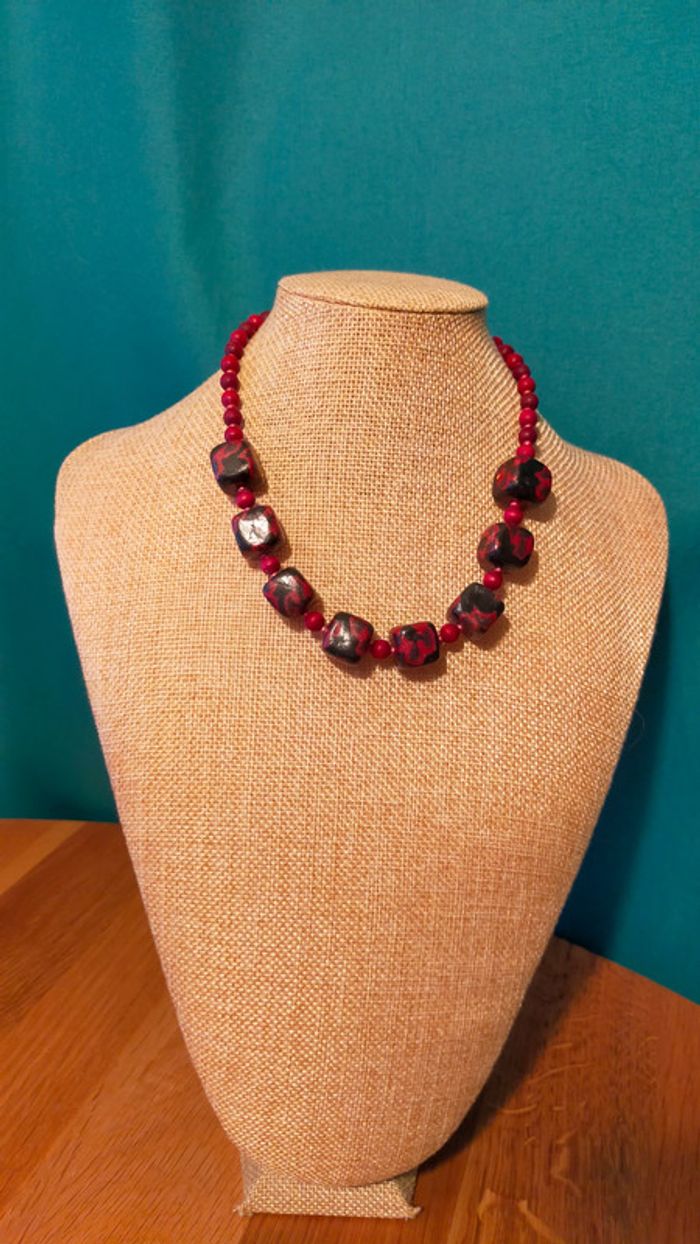 Collier vintage perles rouges & perles carrées noires à motifs rouges – Collection Terres d’Ailleurs