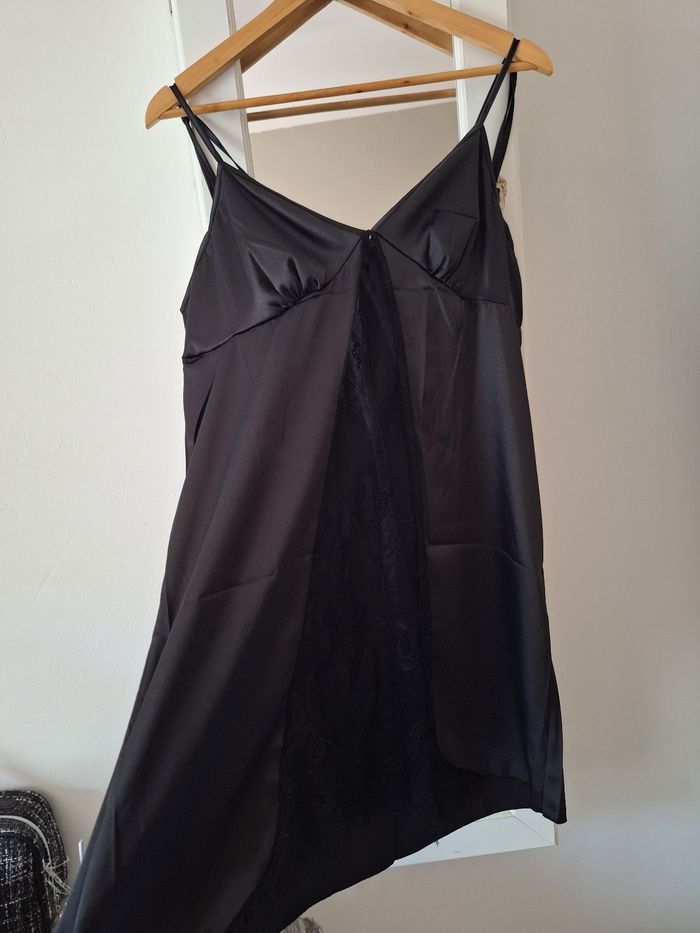Nuisette noir.