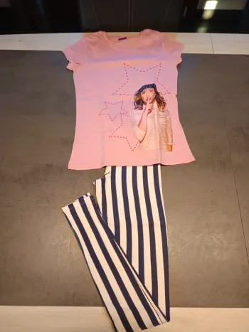 Vends pyjamas fin 2 pièces Disney Violetta taille 14 ans .