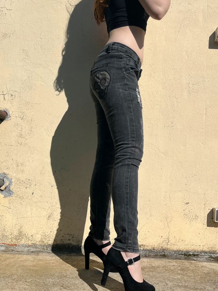 Jean troué taille basse gris nuancé, motif tête de mort sur poche arrière. - photo numéro 7