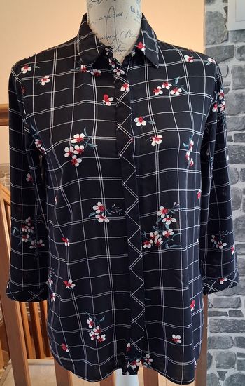 Longue chemise noire à carreaux et fleurie