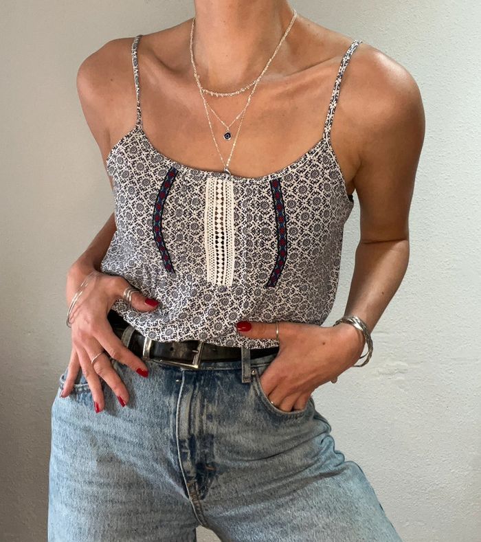 Haut fines bretelle oversize blanc motif foulard bleu marine et détails broderie