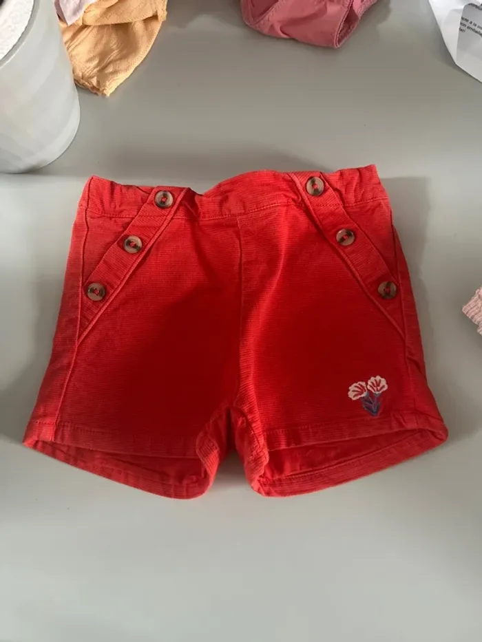 Short fille