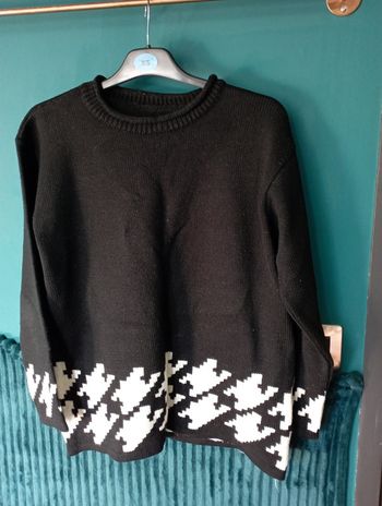 Pull noir avec grands motifs pied de poule blancs
