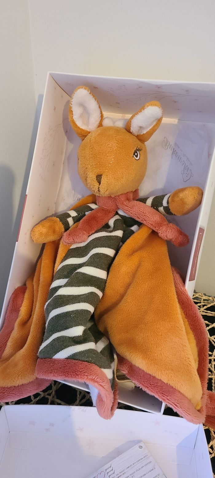 Doudou Plat Attache Tétine BUKOWSKI Biche Verte Kaki et Orange Neuf En Boite - photo numéro 2