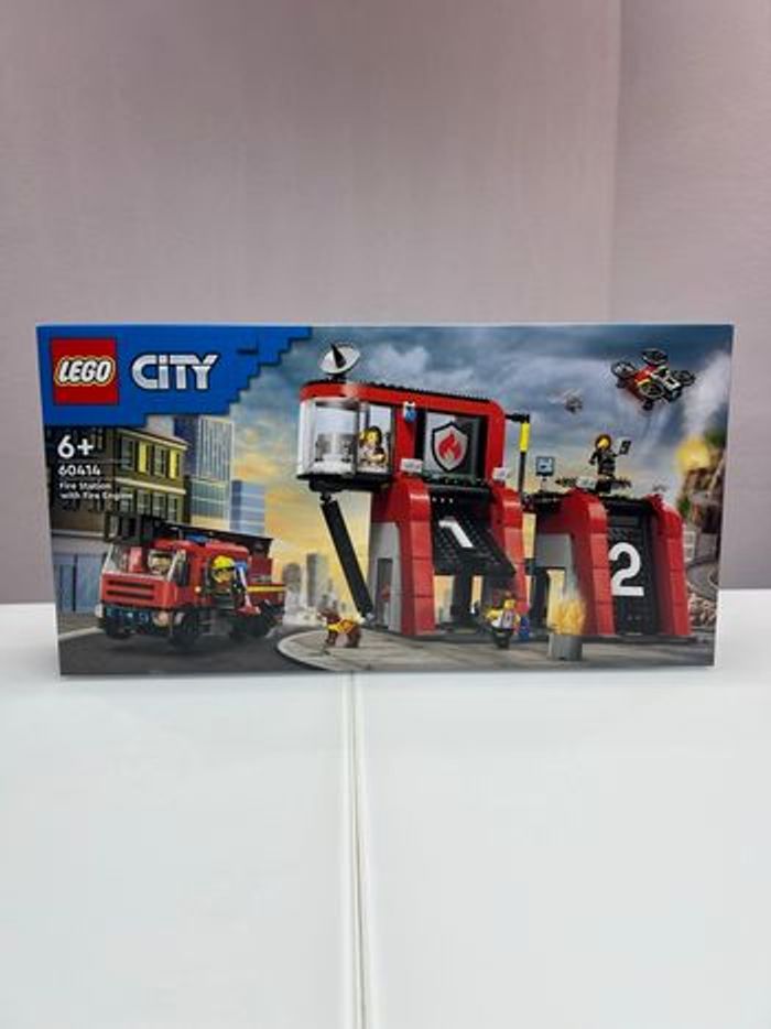 Lego City 60414 La Caserne et le Camion de Pompiers