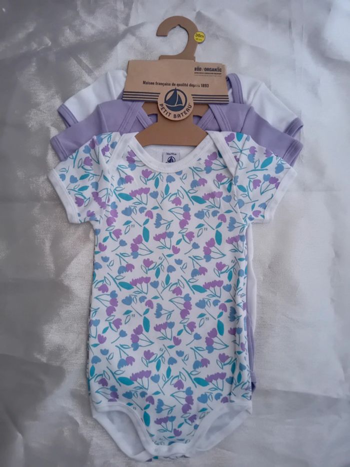 Lot de 3 bodies neufs taille 36 mois