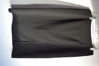 Jupe crayon noire élégante – taille L – coupe droite, fente discrète