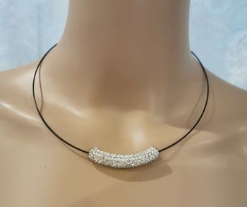 Collier. Noir. Blanc. Strass.