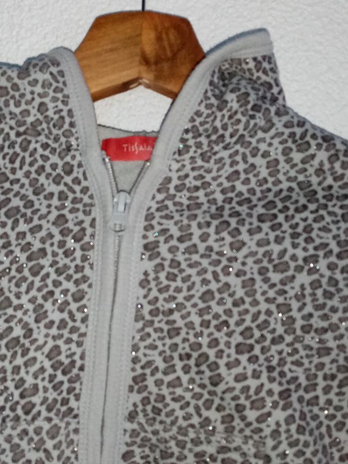 4 ans tissaia veste grise zippé a capuche leopard toutes saisons /très bonne état - photo numéro 4