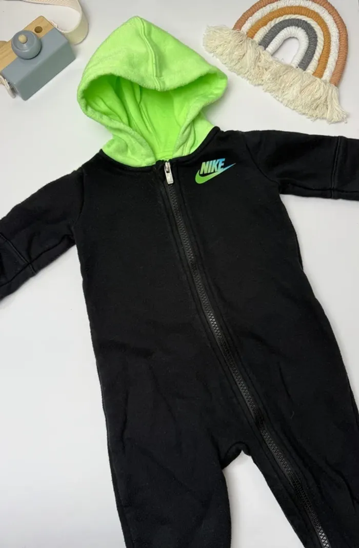 Combinaison Nike bébé garçon noir et vert fluo taille 9 mois