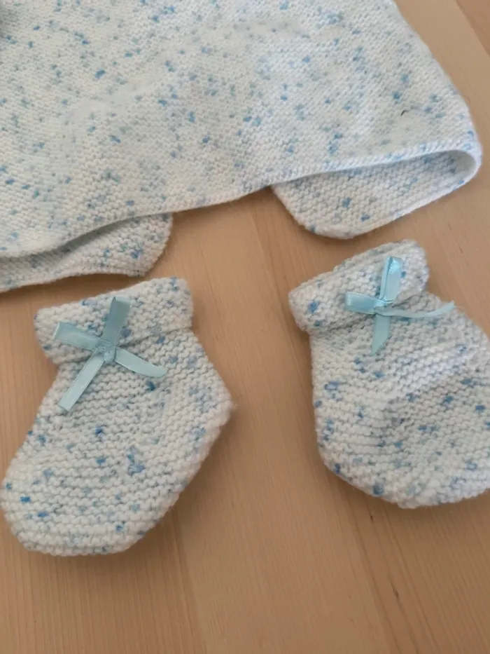 Brassière et chaussons - 3 mois - photo numéro 2