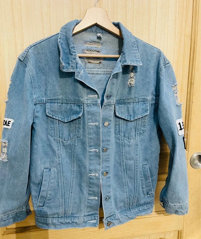 Veste en jean destroy customisée “Where is my mind?” originale, bleu clair - taille S - photo numéro 6