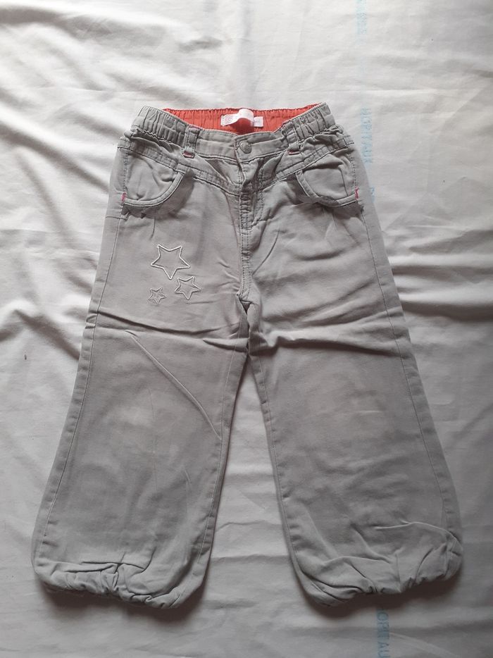 Pantalon gris clair bas bouffant motif étoiles brodées