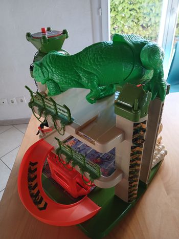 Garage voiture dinosaure