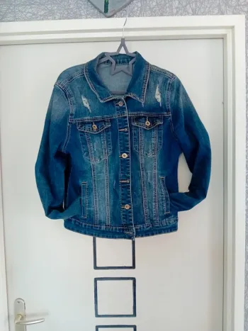 Veste en jeans effet usé taille L/40.