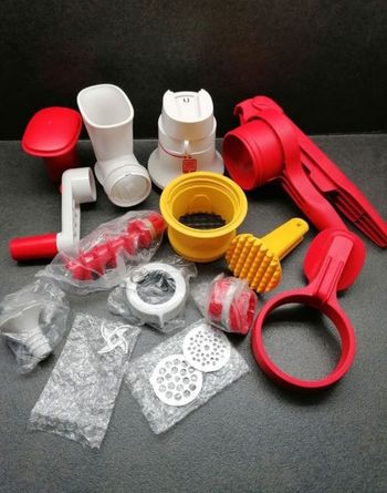 Adaptachef Tupperware insert coupe frite-insert biscuits-hachoir-embouts à farcir- NEUF